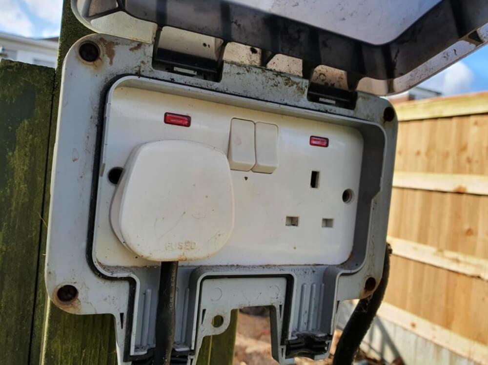 为什么我的池塘泵没有插头？